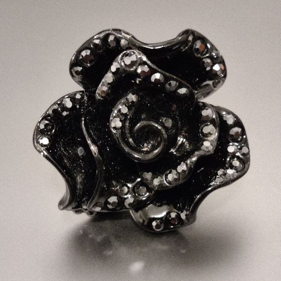 Black Camelia Rose Flower Cocktail Ring - Picture 4 of 15